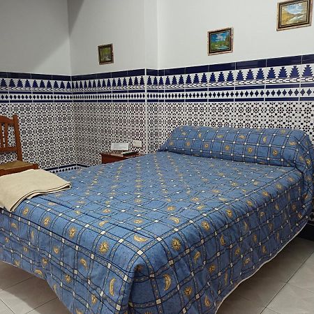 Pension Larra Mairena De Alcor Bagian luar foto