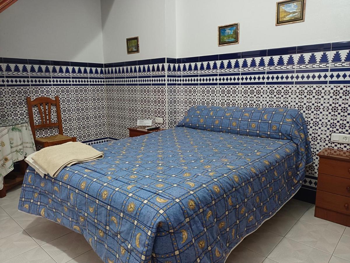 Pension Larra Mairena De Alcor Bagian luar foto