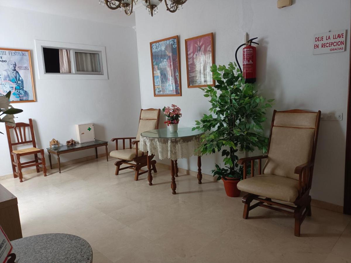 Pension Larra Mairena De Alcor Bagian luar foto