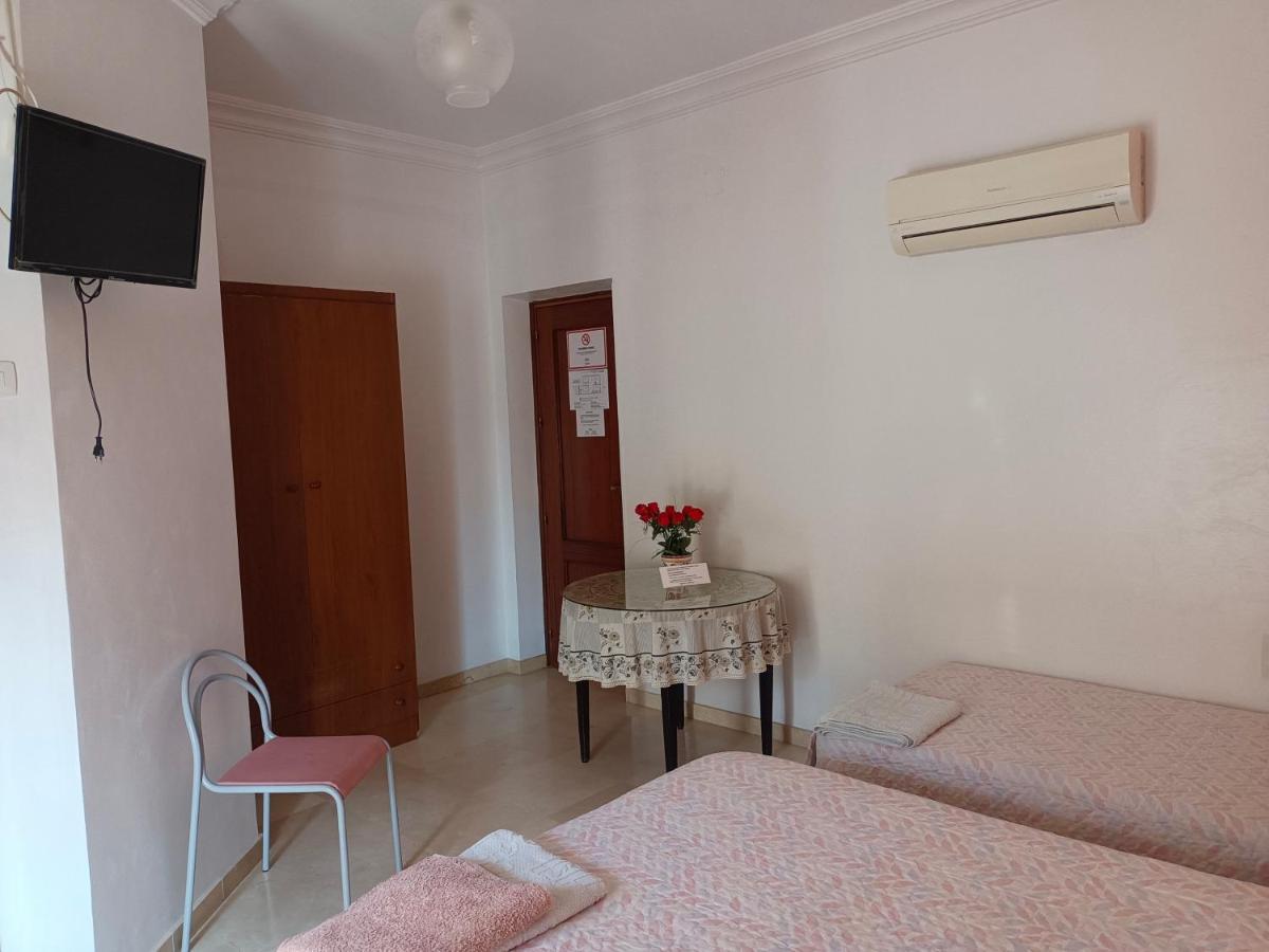 Pension Larra Mairena De Alcor Bagian luar foto