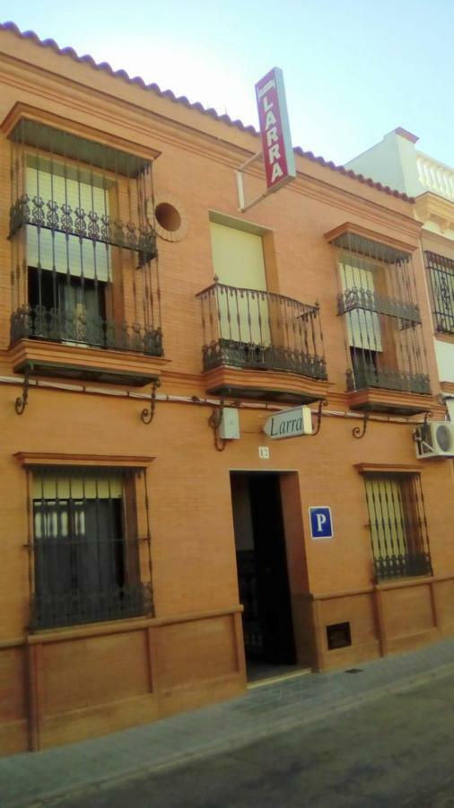 Pension Larra Mairena De Alcor Bagian luar foto