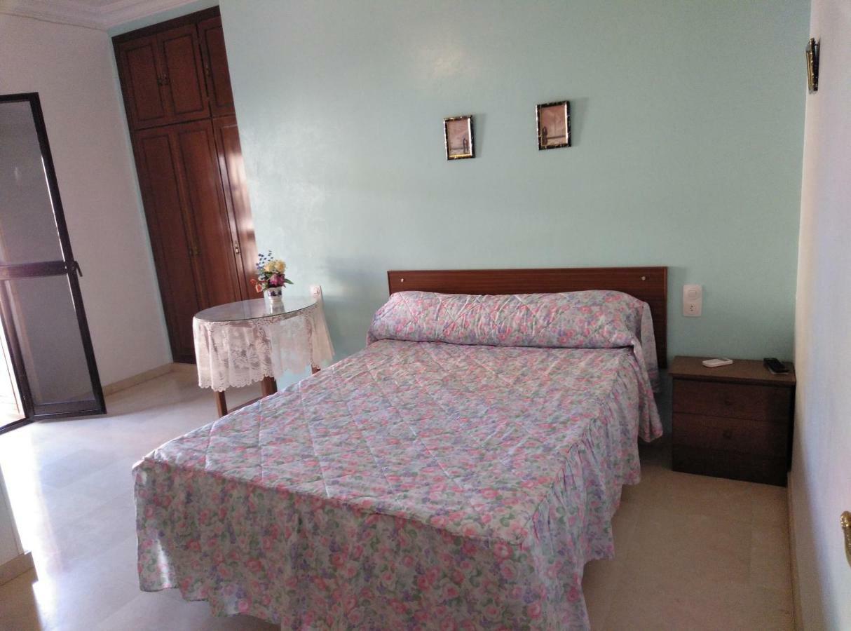 Pension Larra Mairena De Alcor Bagian luar foto