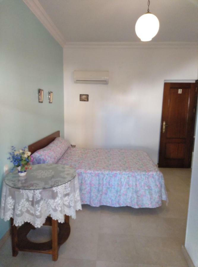 Pension Larra Mairena De Alcor Bagian luar foto