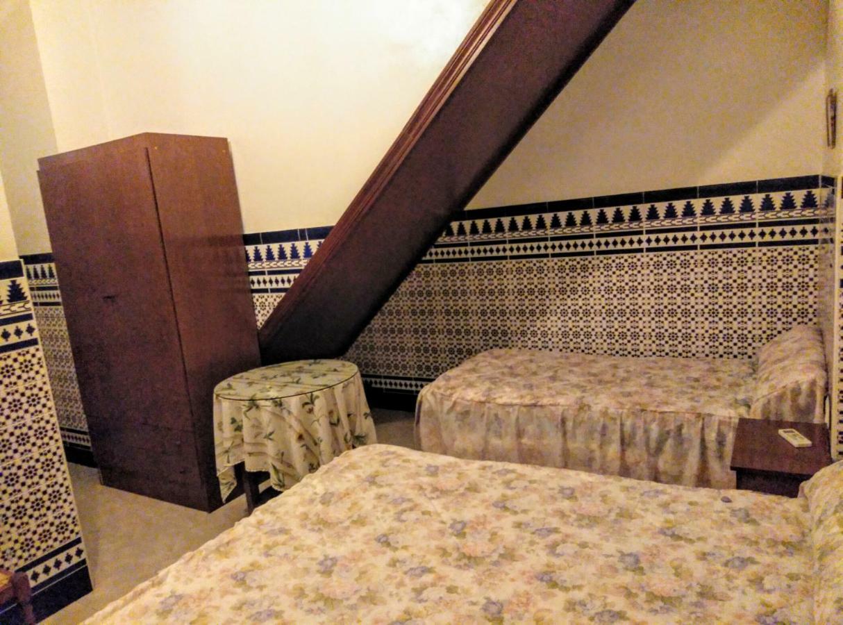 Pension Larra Mairena De Alcor Bagian luar foto