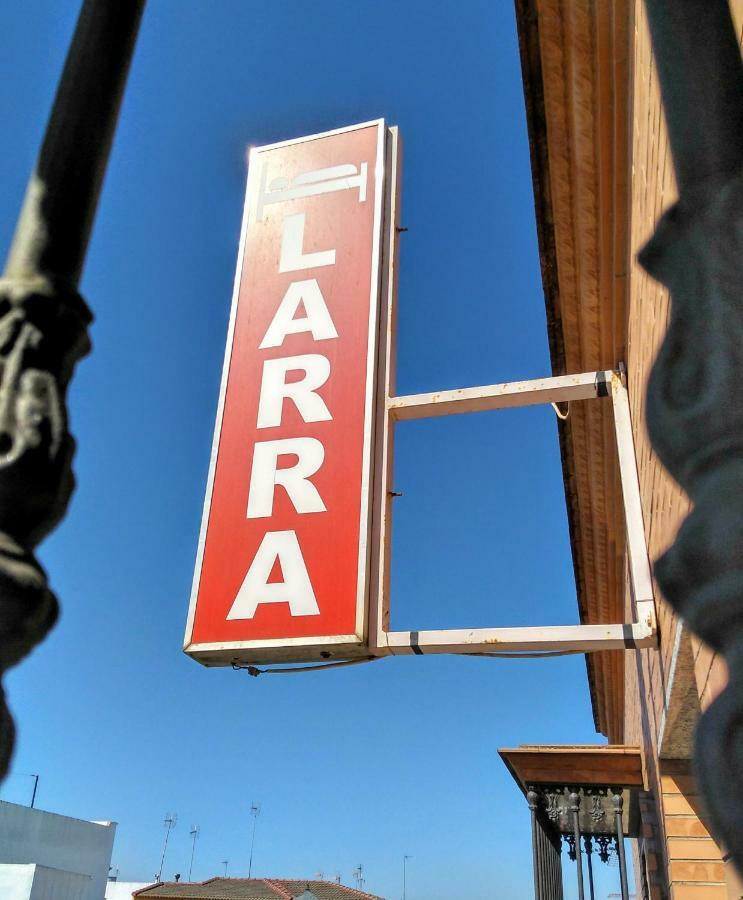 Pension Larra Mairena De Alcor Bagian luar foto
