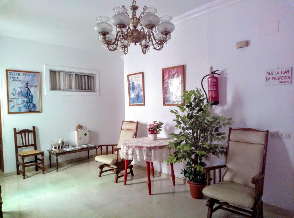 Pension Larra Mairena De Alcor Bagian luar foto