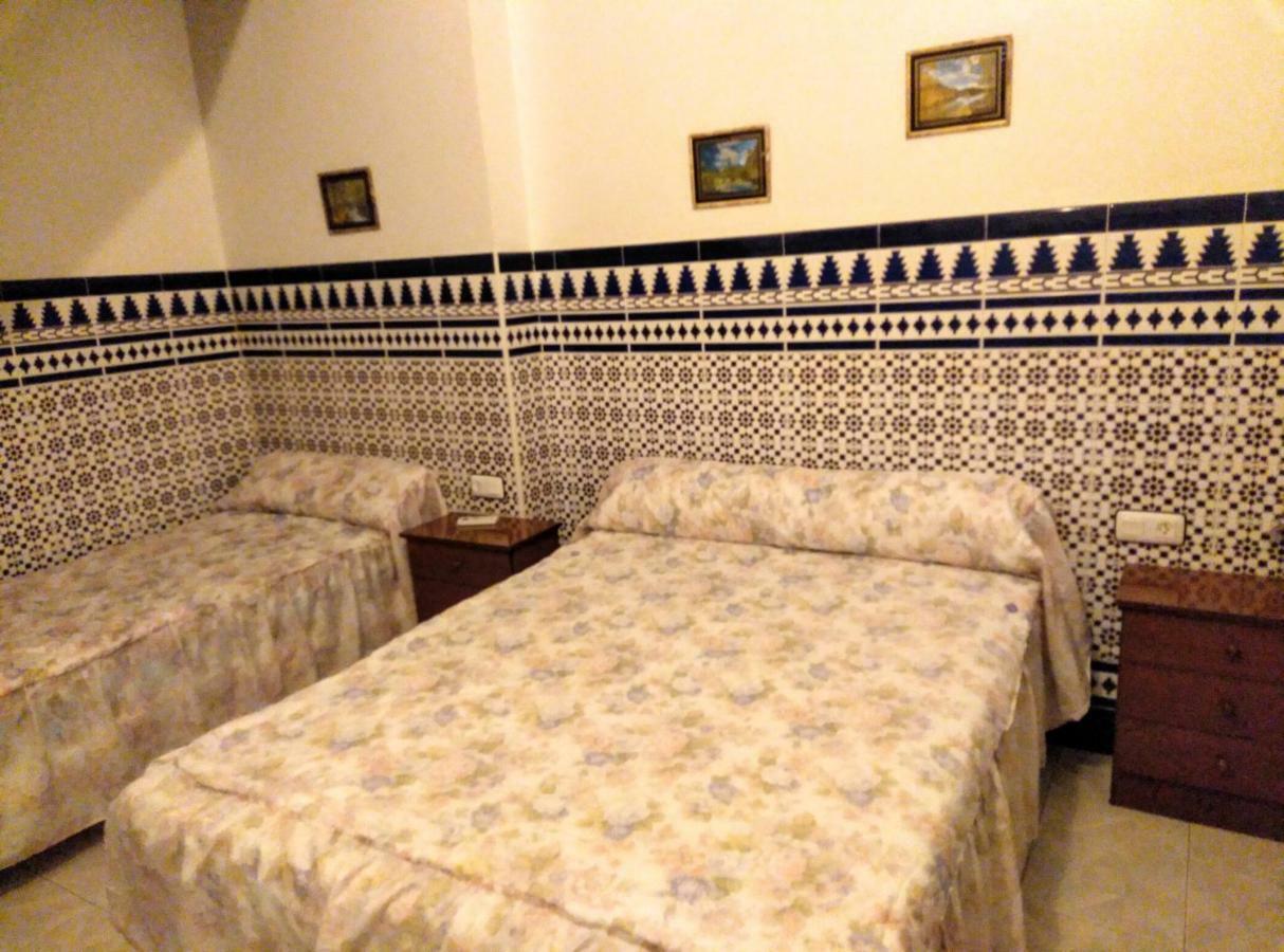 Pension Larra Mairena De Alcor Bagian luar foto