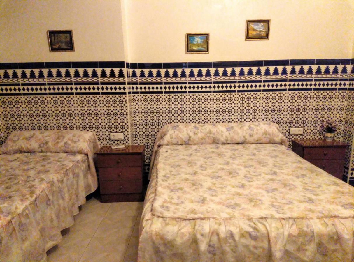 Pension Larra Mairena De Alcor Bagian luar foto