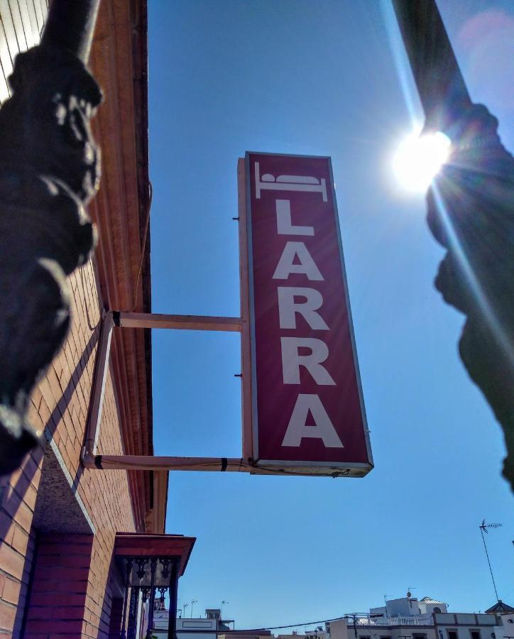 Pension Larra Mairena De Alcor Bagian luar foto